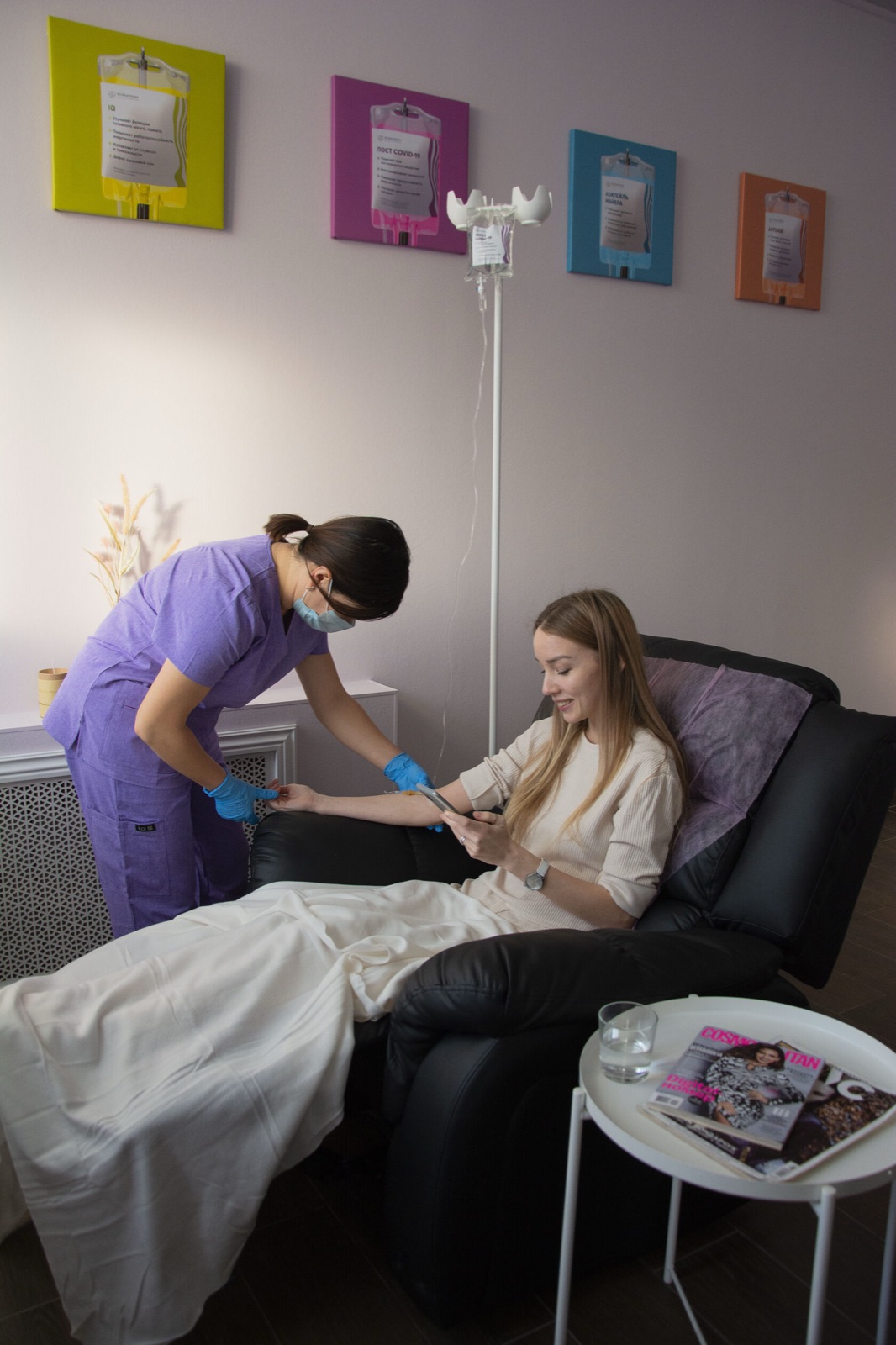 Медсестра и пациентка во время процедуры в Dr.HeartMan